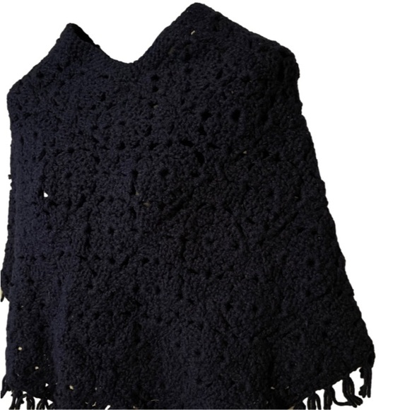Small hand made navy blue crocheted poncho shrug with fringe - Picture 4 of 10